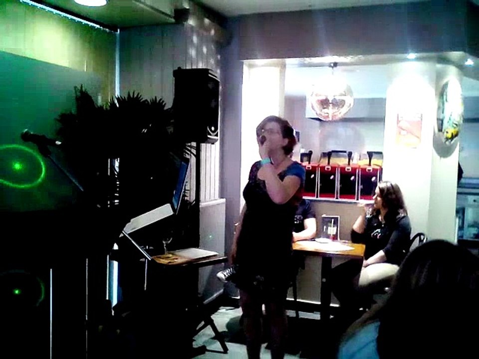 Sandy interprète "Tous les cris, les S.O.S." de Daniel Balavoine