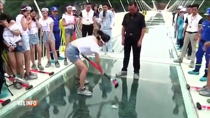 quand les chinois testent la solidité d'un pont ,ils rigolent pas !