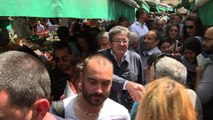 Législatives : Mélenchon en campagne sur un marché de Marseille