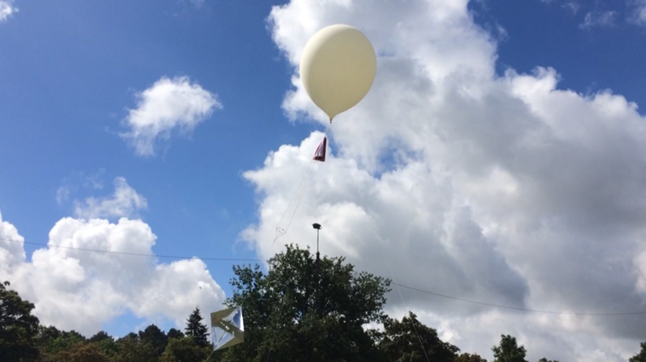 Lâcher d'un ballon-sonde par les élèves du lycée Gabriel Touchard