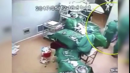 A puñetazos en el quirófano: el peor momento para pelearse