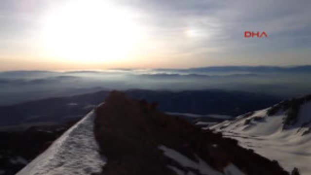 Kayseri Ata Için Guinnes Rekorlu 150 Metrekarelik Dev Bayrak Erciyes'in Zirvesinde Açıldı