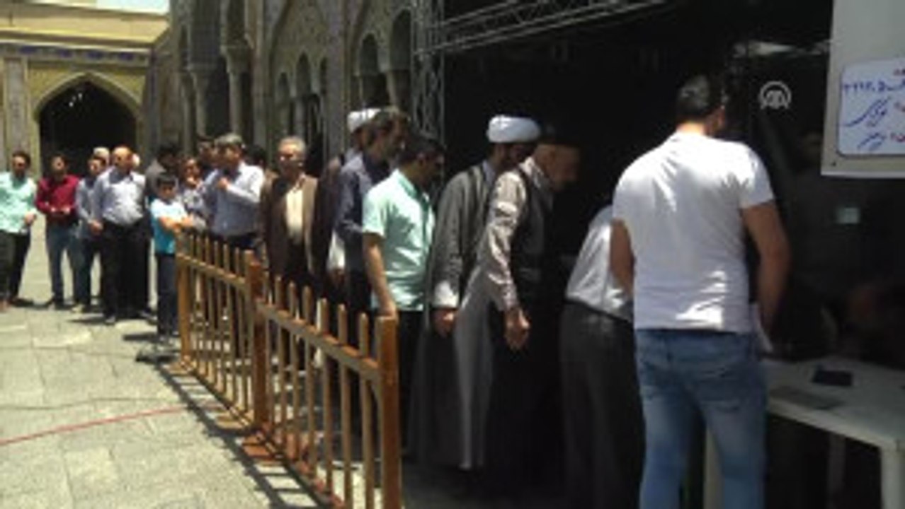Iran'da Halk Cumhurbaşkanlığı Seçimleri Için Sandık Başında