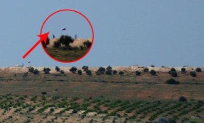 Sınırda Kızdıracak Görüntü! PYD Bölgesine Çekilen Bayraklara Silahlı Koruma