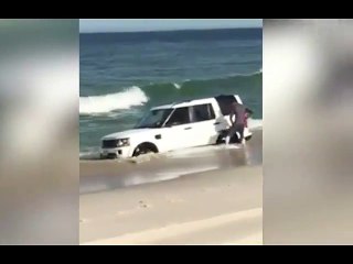 Un homme gare sa voiture un peu trop près de la mer..