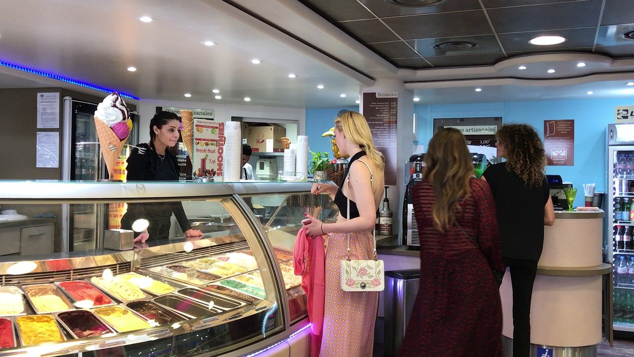 Cannes 2017 : Elle Fanning se prend une glace dans Cannes !