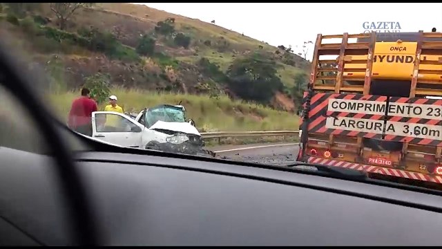 Acidente entre dois carros na BR 259