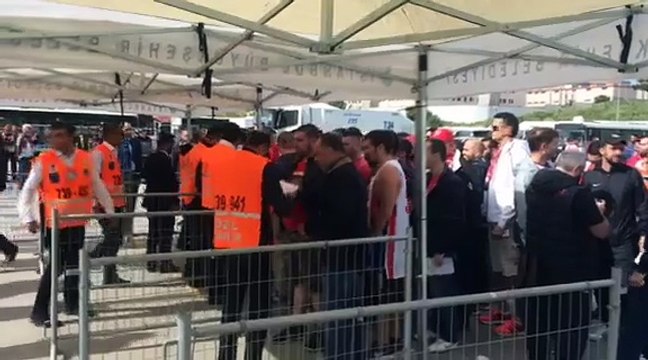 Οπαδοί του Ολυμπιακού στο Σινάν Ερντέν - 2