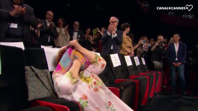 Agnès Varda gênée pendant sa standing ovation - Festival de Cannes 2017