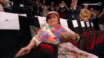 Agnès Varda gênée avec JR et Matthieu Chedid pendant sa standing ovation - Festival de Cannes 2017