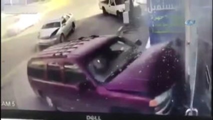 Cipin Çarptığı Adam Dükkana Girdi