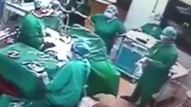 Un chirurgien frappe une infirmière en pleine intervention