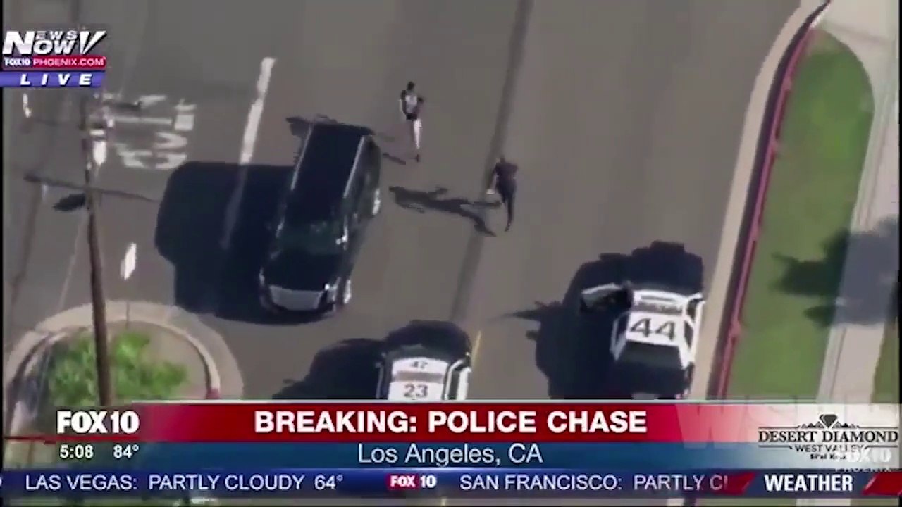 Ce policier se gamelle en poursuivant un voleur en fuite... Belle chute!