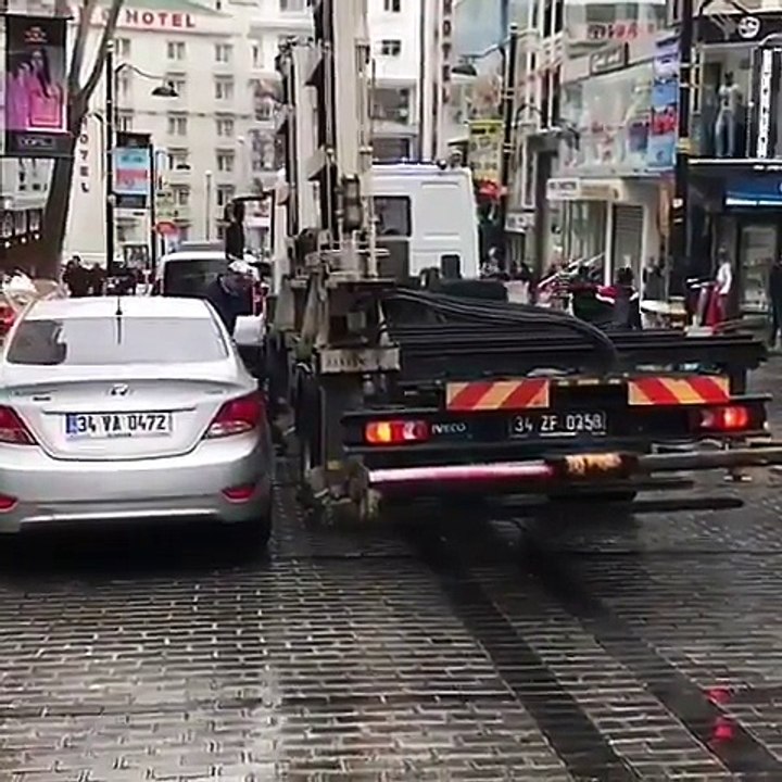 Une dépanneuse remorque une voiture de manière spectaculaire