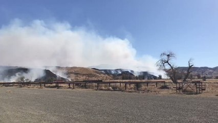 Télécharger la video: Residents Evacuated as Fire Near Coalinga Grows to 8,200 Acres