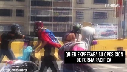 Imágenes de un militar venezolano disparando una bomba lacrimógena a joven paralítica