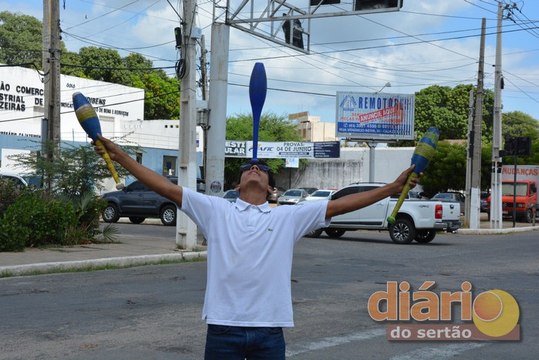 Artista de rua, natural de Juazeiro do Norte-CE faz apresentações nos semáforos de Cajazeiras