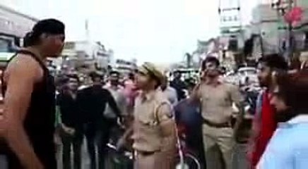 17.देखिये एक आदमी पुलिस बालो को कायसे मर रहा हो .. vairal video