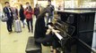 Chica toca Bohemian Rhapsody en piano de Elton John