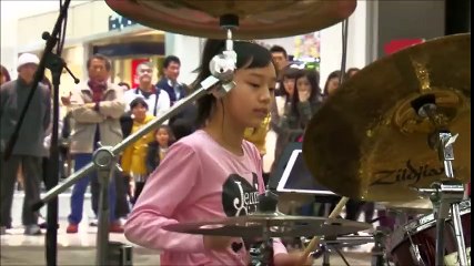 A 12ans elle joue de la batterie comme une déesse !!