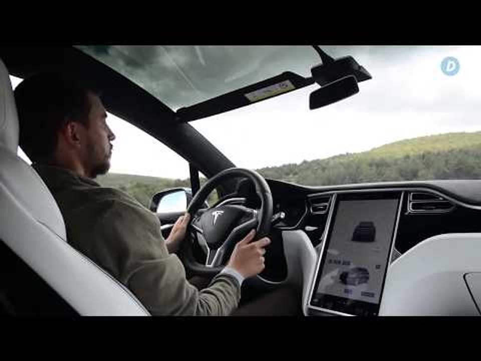 ¿Cómo puedes poner los parasoles en el Tesla Model X? |Diariomotor