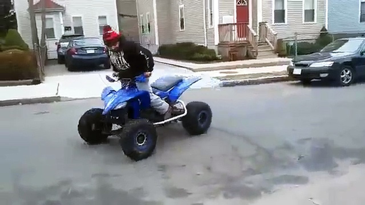 un abruti fait le con avec son quad ,evidement ca finit mal
