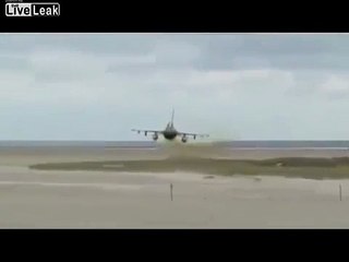 un grand malade frole le sol avec un avion de chasse ,pilote talentueux !!