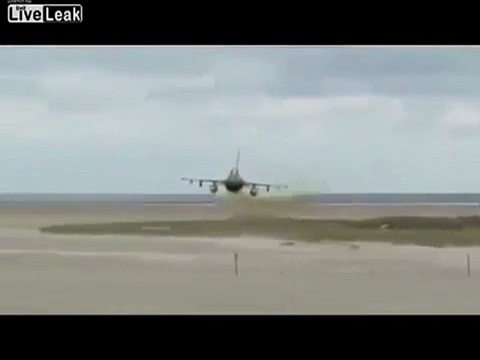 un grand malade frole le sol avec un avion de chasse ,pilote talentueux !!