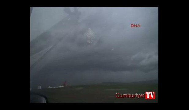 Şiddetli fırtına Kars'ta minare yıktı, çatıları uçurdu