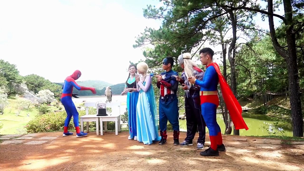 Frozen Elsa was Falling SWELL BUTT by Anna's Joke w- Spiderman Superman FALL In POOL- Superhero Fun