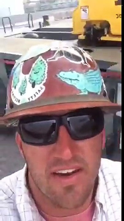 Ce gars nous prouve que les grues de chantier sont racistes