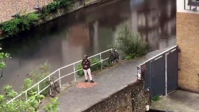 Quand tu tombes sur 15000 pièces de 2 centimes sur le sol... Réaction dingue