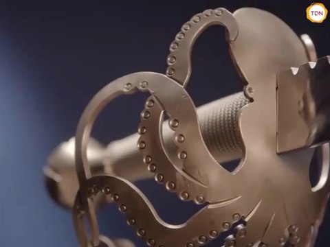 Il fabrique une réplique parfaite du sabre de Jack Sparrow