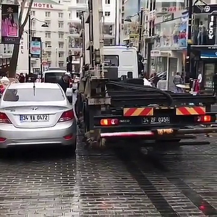 Regardez comment cette dépanneuse remorque la voiture : spectaculaire