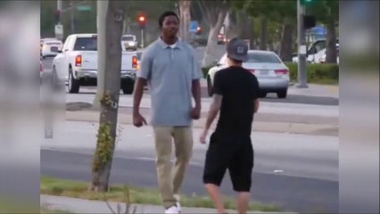 Il a une drole de façon de se défendre lui...