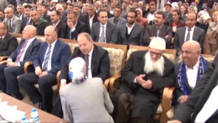 Erzurum Bakan Akdağ'dan, Valinin Ayakkabı Boyattığı Çocuğa 100 Lira Harçlık