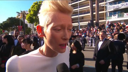 Tilda Swinton "C'est un film supersonique" à propos du film Okja - Montée des marches du FESTIVAL DE CANNES 2017