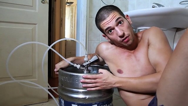 6 Fıçı Efes Pilsen Bira içinde Banyo Yapmak