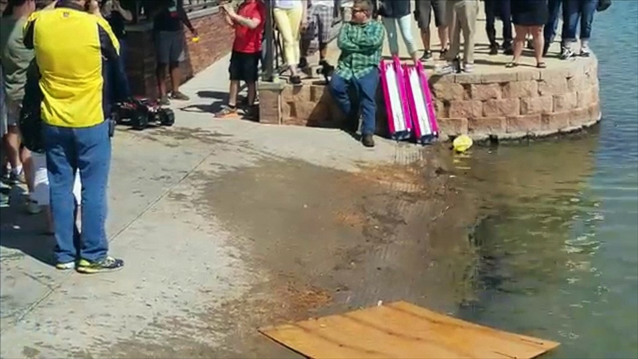 Une voiture radio télécommandé qui roule sur l'eau !
