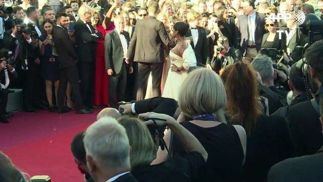 Cannes: Paillettes, plumes et décolletés sur le tapis rouge