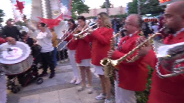 Binlerce Kişi Fener Alayı Ile Yürüdü, Kolpa Grubu Ile Coştu