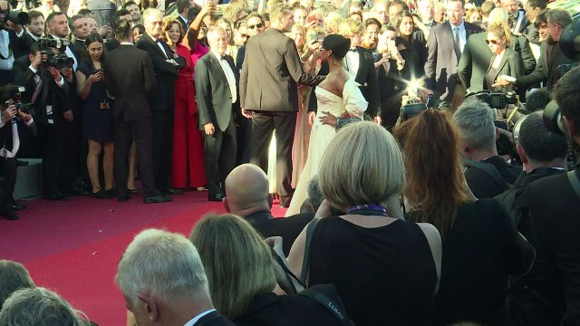 Cannes: Paillettes, plumes et décolletés sur le tapis rouge
