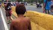 Niños en condiciones de calle van a las marchas para pedir alimentos