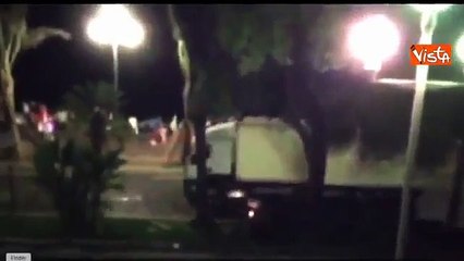 Momenti kur kamioni hyn mes turmës... Nice