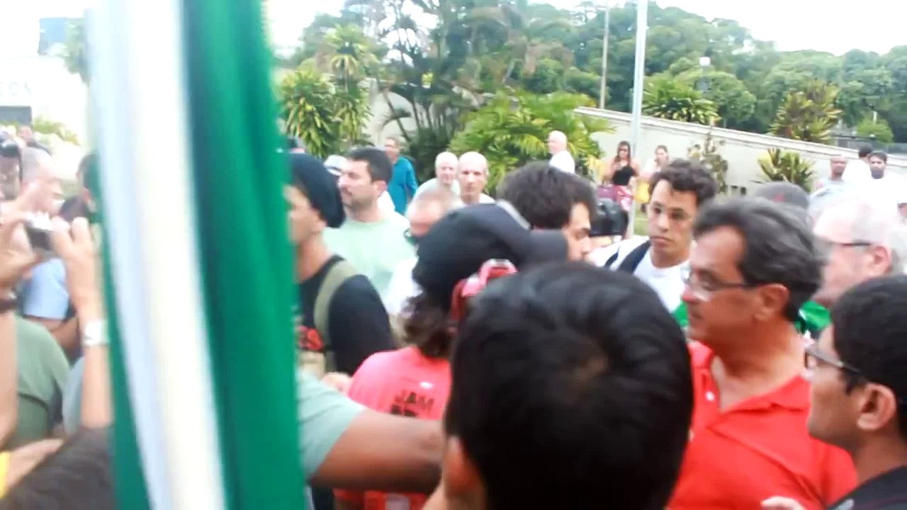 Leitor de Olavo de Carvalho em embate com a mídia ninja em marcha da direita no RJ[1]