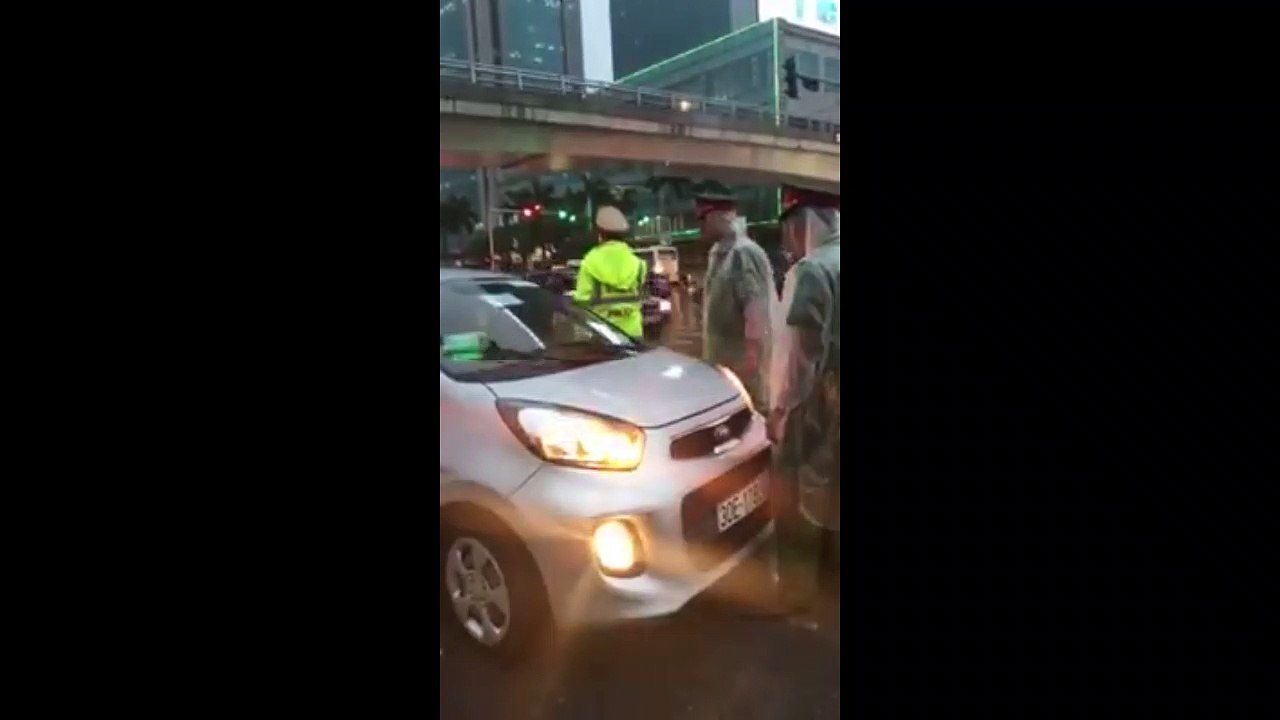 Tài xế taxi lao vào đoàn xe ưu tiên ở Hà Nội