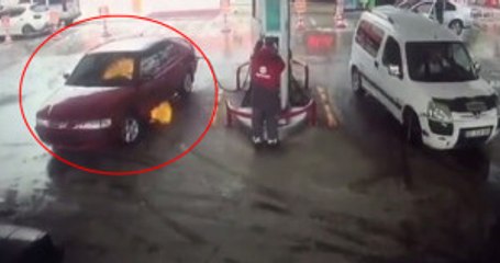 Akaryakıt İstasyonundaki LPG'li Araç Bir Anda Böyle Alev Aldı!