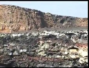 il jete sa poubelle dans un volcan !