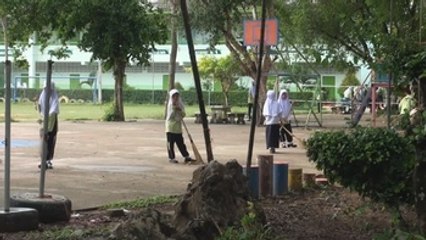 En el sur de Tailandia, los niños estudian junto a las armas