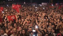 Izmir'de Havai Fişekli, Konserli Kutlama